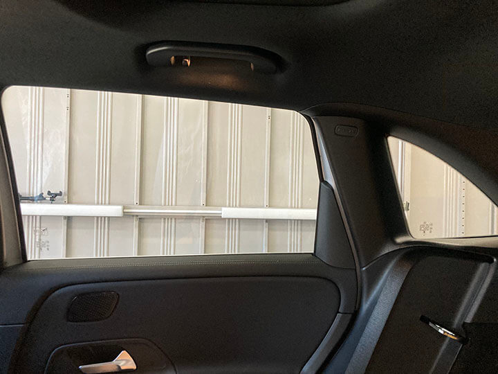 令和6年ベンツBクラスのカーフィルム施工後内側の右後ろドアガラス
